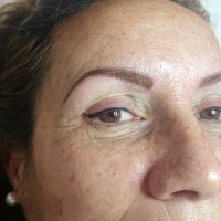 Modelo 6. Cejas y eyeliner derecho después.
