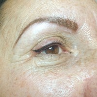Modelo 6. Detalle cejas y eyeliner derecho después.